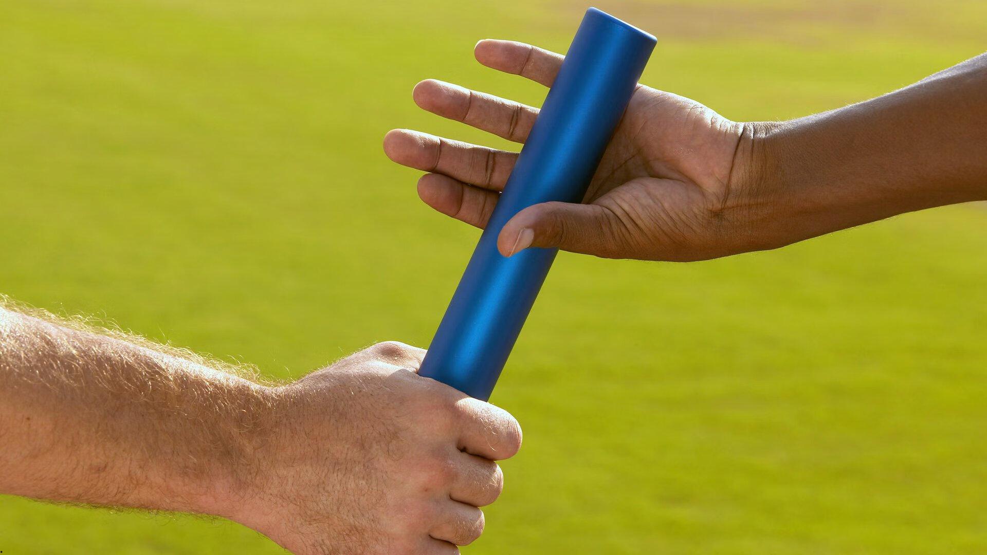 YNWA球迷在球场外送上鲜花悼念若塔，利物浦队旗升半旗致哀